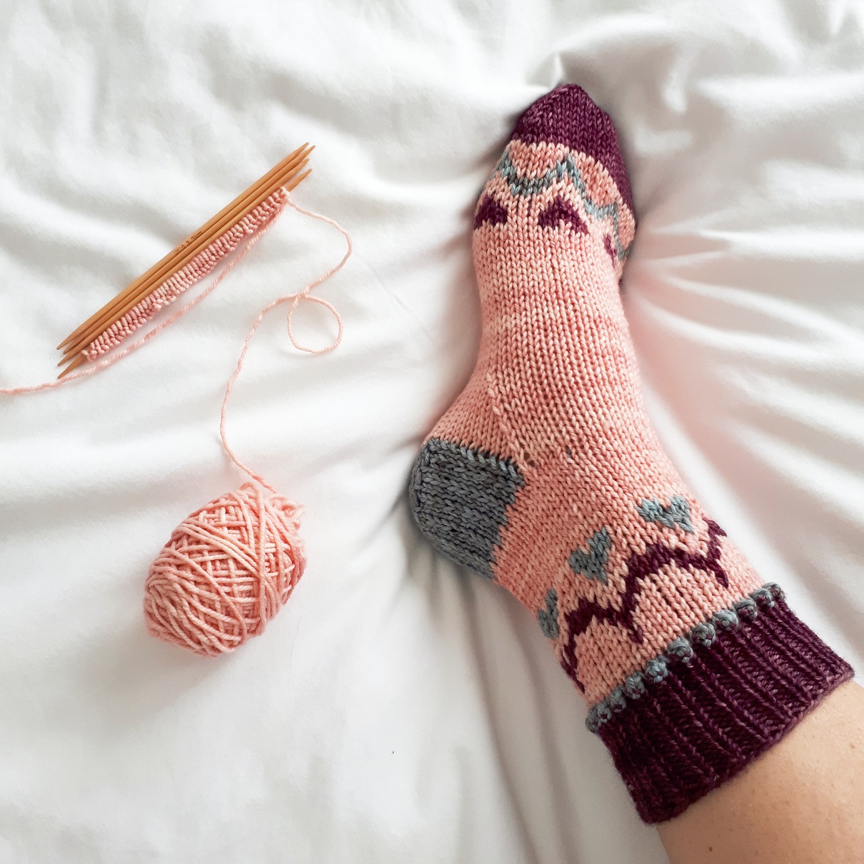 Pattern Review: Solewarming Socks – Knittle and Pearl